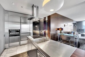 Microwave, dishwasher, coffee/tea maker, cookware/dishes/utensils - Mountain-View 1BR Palms w/ BALCONY ACCESS 83321 (Las Vegas)