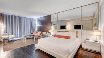 Tabla de planchar con plancha, wifi y ropa de cama