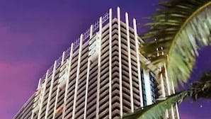 Ein Hochhaus mit einer markanten, zickzackförmigen Fassade und Balkonen.