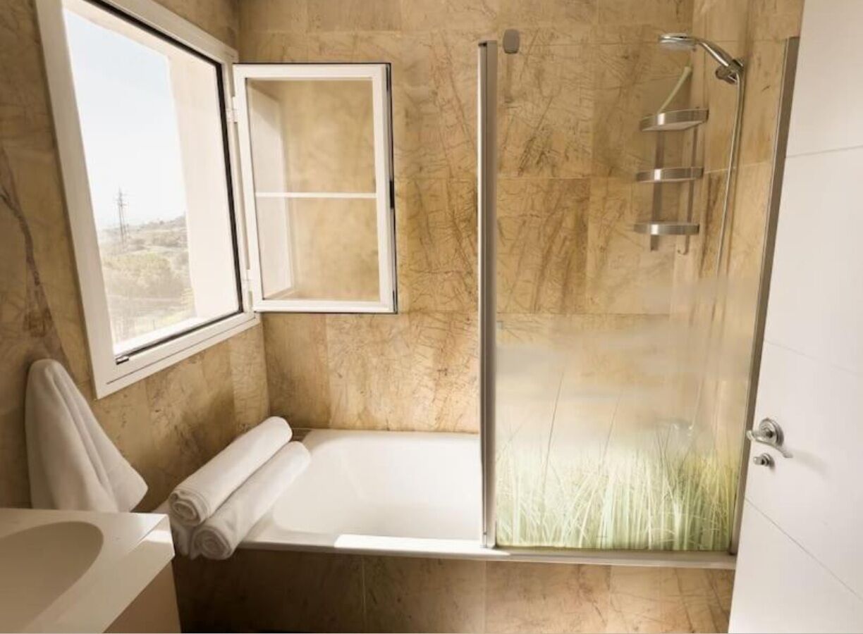 Haartrockner, Bidet, Handtücher, Seife