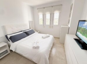 3 bedrooms, iron/ironing board, WiFi, bed sheets - Spacious family Home, sea view terrace, pool & 2 parking spaces (Benalmádena)