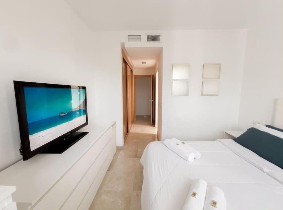 Spacious Family Home, Sea View Terrace, Pool & 2 Parking Spaces - Benalmádena