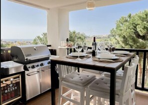 Outdoor dining - Spacious family Home, sea view terrace, pool & 2 parking spaces (Benalmádena)