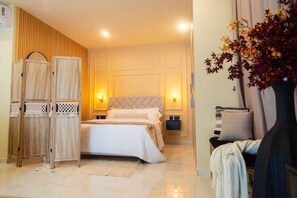 Iron/ironing board, Internet, bed sheets - Private Executive Studio Apartment which is the only unit on the floor. (Accra)