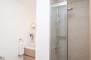 Towels, soap, toilet paper - Private Executive Studio Apartment which is the only unit on the floor. (Accra)