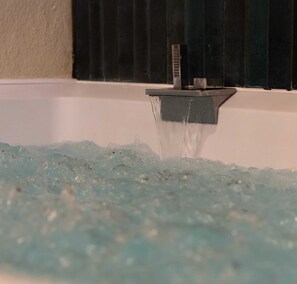 Quarto casal exclusivo | Banheira de hidromassagem particular