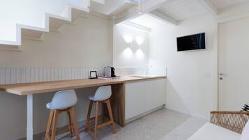 Appartamento Classic, vista città | Area soggiorno | TV