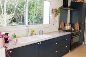 Een koelkast, een microgolfoven, een oven, een kookplaat