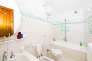 Panoramic Villa, Sea View | Bathroom | Free toiletries, hair dryer, towels, soap - De Vivo Realty - Villa Savina Positano (Positano)
