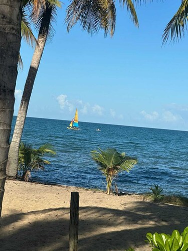 VBI8 - Bright studio close to shops, dining, and beach. Pool and Wi-Fi.