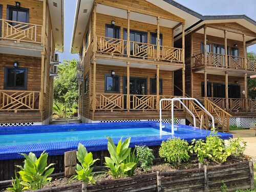VBI8 - Bright studio close to shops, dining, and beach. Pool and Wi-Fi.