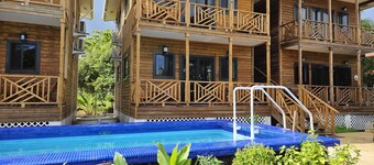 VBI8 - Bright studio close to shops, dining, and beach. Pool and Wi-Fi.