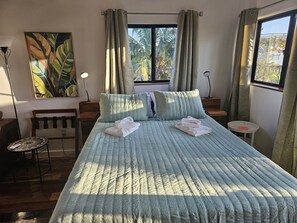 Free WiFi, bed sheets - VBI8 - Bright studio close to shops, dining, and beach. Pool and Wi-Fi. (Hopkins)