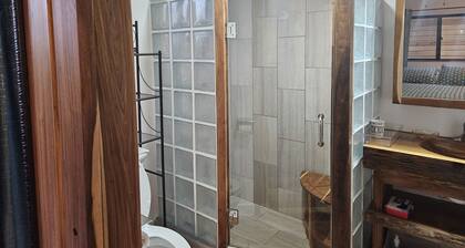 VBI8 - Bright studio close to shops, dining, and beach. Pool and Wi-Fi.