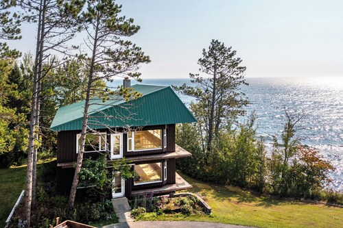 Stunning Lakehouse in Castle Danger