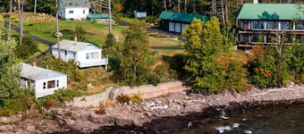Stunning Lakehouse in Castle Danger