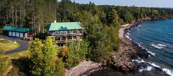 Stunning Lakehouse in Castle Danger
