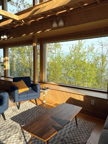 Stunning Lakehouse in Castle Danger