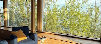 Stunning Lakehouse in Castle Danger
