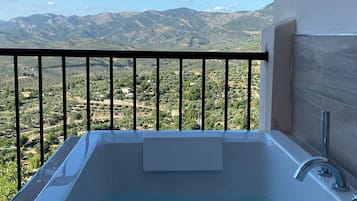 Bañera de hidromasaje al aire libre