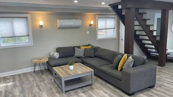 House, 4 Bedrooms, Balcony | Living room