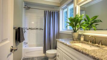 House, 4 Bedrooms, Balcony | Bathroom