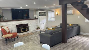 House, 4 Bedrooms, Balcony | Living room