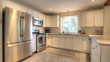 House, 4 Bedrooms, Balcony | Interior