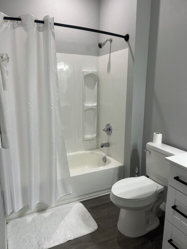 Cozy 2-bedroom apartment with balcony in peaceful Tallahassee