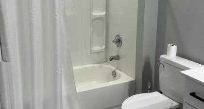 Cozy 2-bedroom apartment with balcony in peaceful Tallahassee