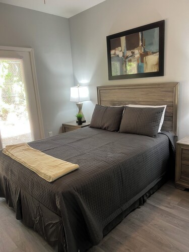 Cozy 2-bedroom apartment with balcony in peaceful Tallahassee