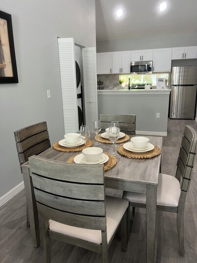 Cozy 2-bedroom apartment with balcony in peaceful Tallahassee