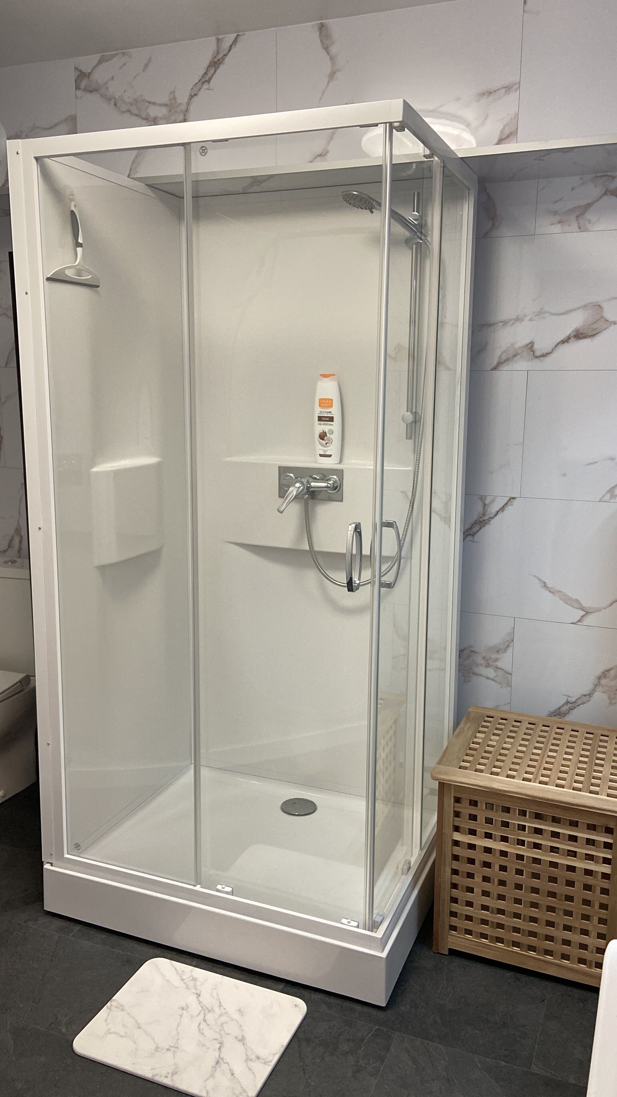 Douche, sèche-cheveux, serviettes fournies, savon