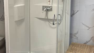 Douche, sèche-cheveux, serviettes fournies, savon