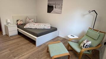 Doppelzimmer, eigenes Bad, zum Garten hin