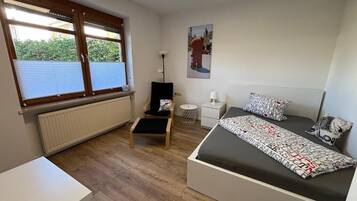 Doppelzimmer, eigenes Bad, zum Garten hin