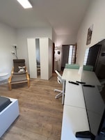 Quarto casal, banheiro privativo, no jardim | Escrivaninha, espaço de trabalho para notebook, Wi-Fi de cortesia
