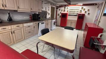 Doppelzimmer, eigenes Bad, zum Garten hin | Gemeinsame Küchenausstattung