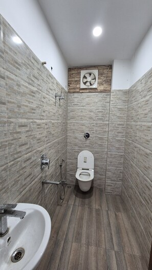 Secadora de cabello, toallas, jabón, papel de baño 