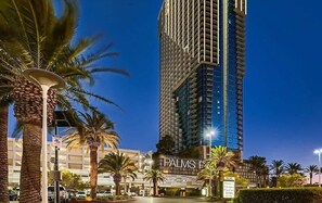 Exterior - Beautiful Studio, Stunning Views  Balcony Access (Las Vegas)