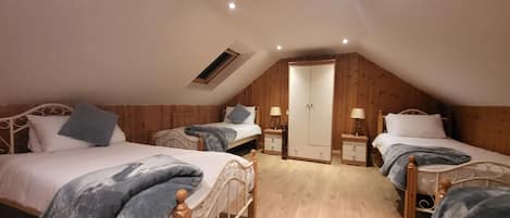 4 bedrooms, iron/ironing board, WiFi, bed sheets