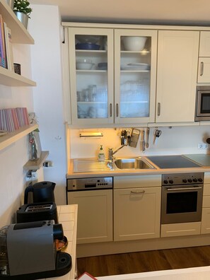 Private kitchen - Lake view idyll Tegernsee, beautifully furnished with mountain and lake view (Tegernsee)