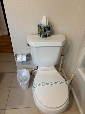 Hair dryer, towels, soap, toilet paper - Perfect Family Stay 3BR Home with Room for Everyone (Kissimmee)