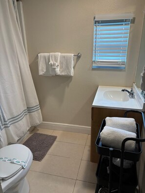 Hair dryer, towels, soap, toilet paper - Perfect Family Stay 3BR Home with Room for Everyone (Kissimmee)