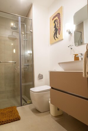 Hair dryer, towels, soap, toilet paper - Cozy 1-bedroom apartment with AC in pleasant Accra (Accra)
