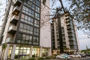 Exterior - Cozy 1-bedroom apartment with AC in pleasant Accra (Accra)