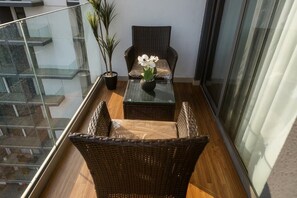 Terrace/patio - Cozy 1-bedroom apartment with AC in pleasant Accra (Accra)
