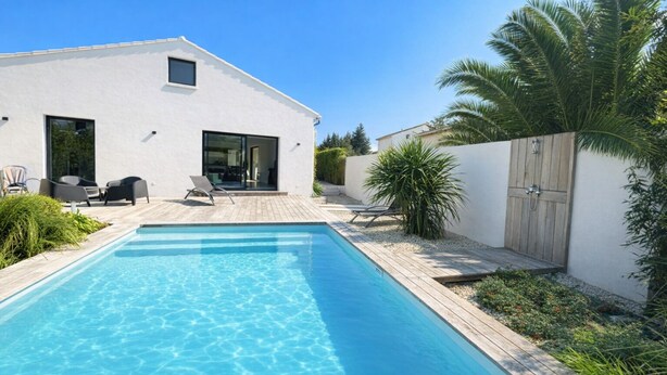 A modern house with a swimming pool, outdoor seating, and a wooden fence. - Private cocoon & swimming pool Absolute calm (Rognonas)