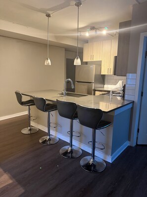 Unclassified image, 2 of 8, button -     Bright & Modern One-Bedroom in Prime Downtown Location (Atlanta)