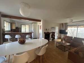 Dining - Vacation home 200m from the beach, port and shops. (La Turballe)